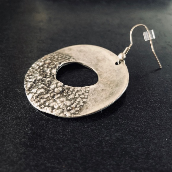 Unique distressed silver earrings - Picture 3 of 4